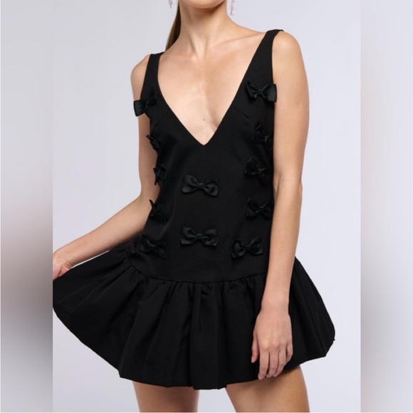 Elegant Black Bow-Embellished Dress - Picture 2 of 8